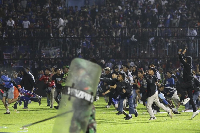 Số người chết trong vụ bạo loạn sân cỏ ở Indonesia tăng lên 174